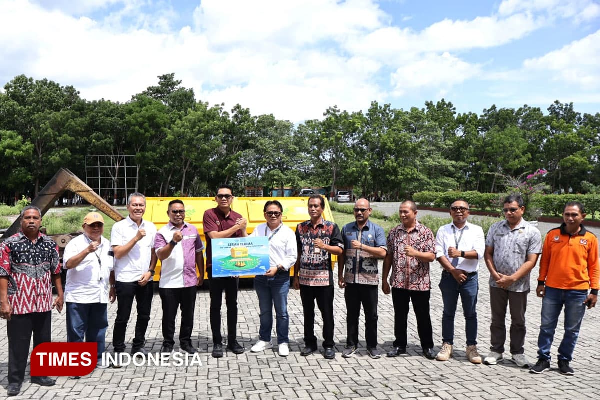 Atasi Persoalan Kebersihan, Pemkab Sumba Timur Terima Bantuan Kontainer Sampah dari PT MSM