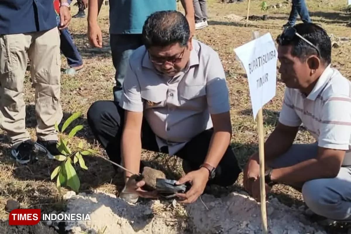 Aksi Tanam Pohon, Bupati Sumba Timur Ajak Masyarakat Peduli Lingkungan