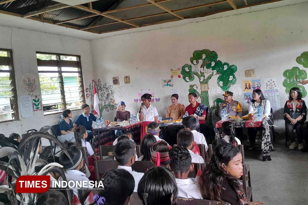 Liburan Bersama Keluarga di Sumba Timur, Wakapolda NTT Sempatkan Bantu Siswa dan Sekolah